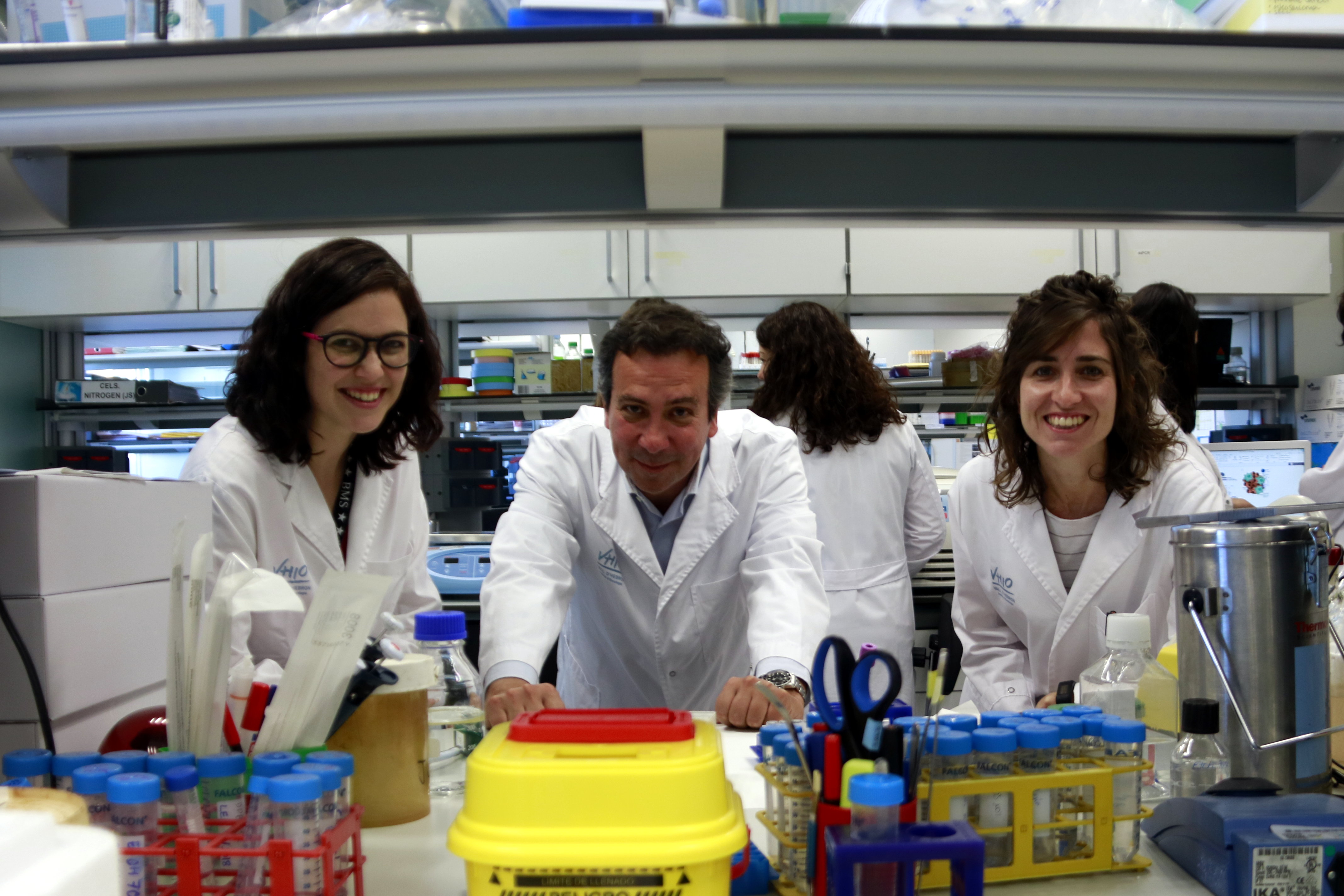 Doctor Joan Seoane, lead VHIO investigador, with fellow researchers Mónica Pascual-García and Ester Bonfill-Teixidor in their lab on June 7, 2019 (Laura Fíguls/ACN)